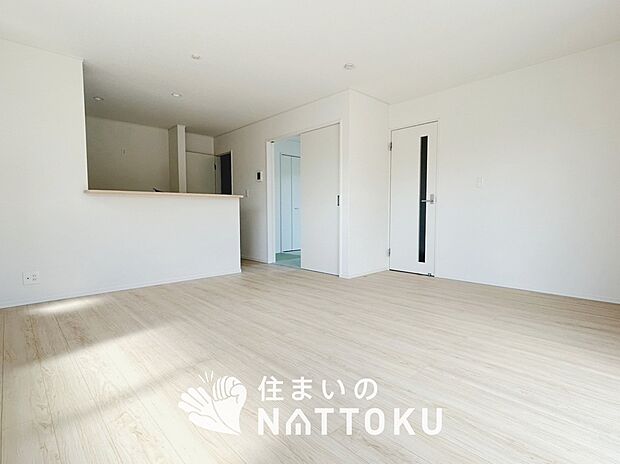 現地写真（リビング）
フローリング材には、木目、色調など木材特有の風合いがあり、ナチュラルな美しさになっています。