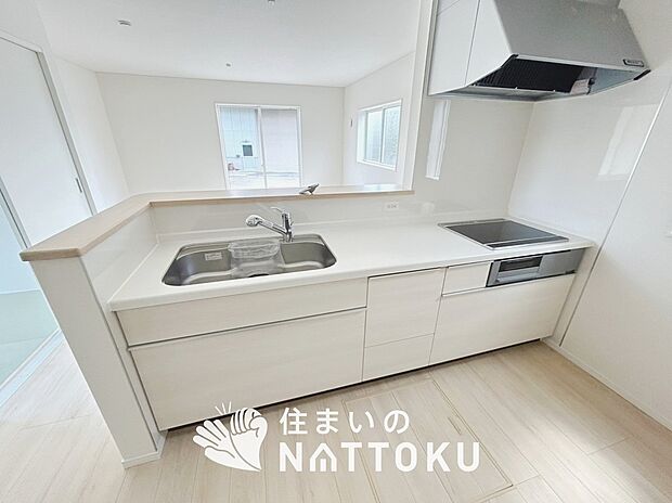 現地写真（キッチン）
収納たっぷりのシステムキッチン、浄水器付水栓を標準装備しています。