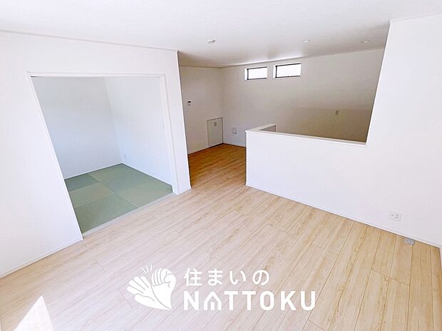 現地写真（リビング）
フローリング材には、木目、色調など木材特有の風合いがあり、ナチュラルな美しさになっています。