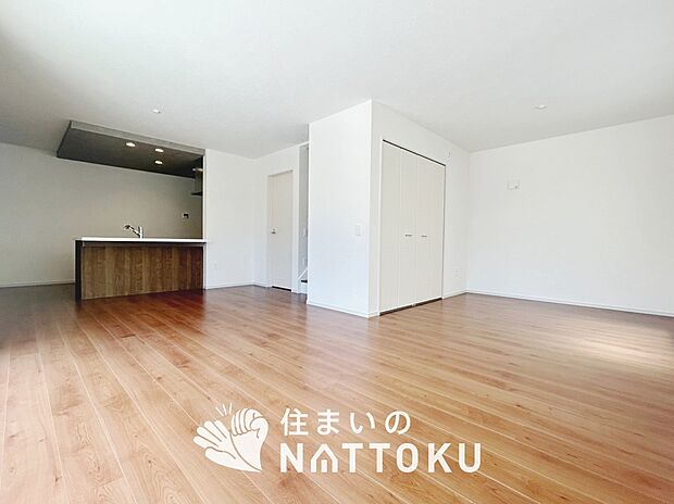 現地写真（リビング）
フローリング材には、木目、色調など木材特有の風合いがあり、ナチュラルな美しさになっています。