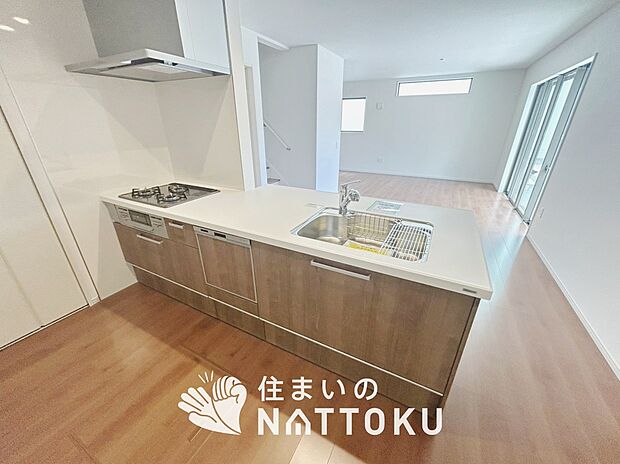 現地写真（キッチン）
収納たっぷりのシステムキッチン、浄水器付水栓を標準装備しています。