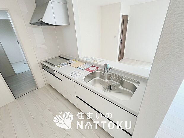 現地写真(キッチン)
収納たっぷりのシステムキッチン、浄水器付水栓を標準装備しています。