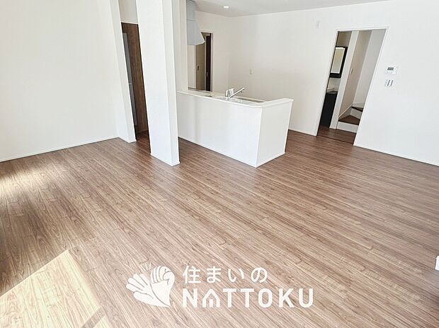 現地写真(リビング)
フローリング材には、木目、色調など木材特有の風合いがあり、ナチュラルな美しさになっています。