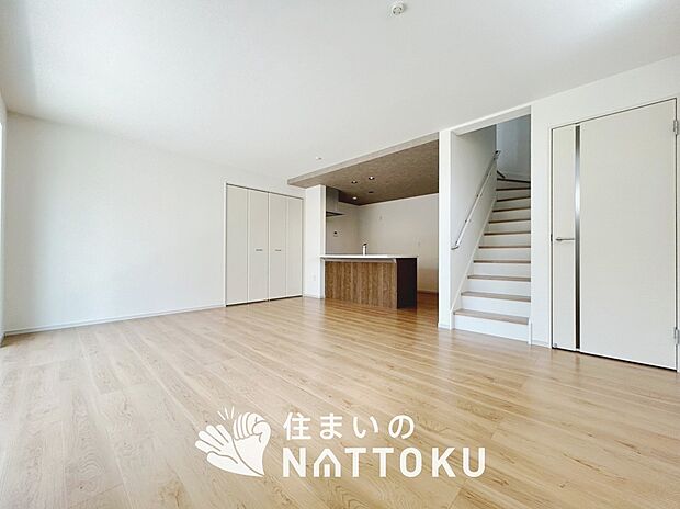 現地写真(リビング)
フローリング材には、木目、色調など木材特有の風合いがあり、ナチュラルな美しさになっています。