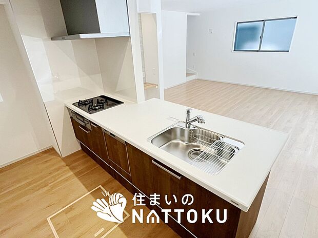 現地写真(キッチン)
収納たっぷりのシステムキッチン、浄水器付水栓を標準装備しています。