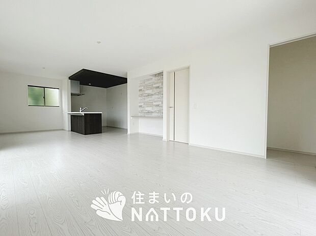現地写真（リビング）
フローリング材には、木目、色調など木材特有の風合いがあり、ナチュラルな美しさになっています。