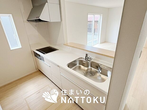 現地写真（キッチン）
収納たっぷりのシステムキッチン、浄水器付水栓を標準装備しています。