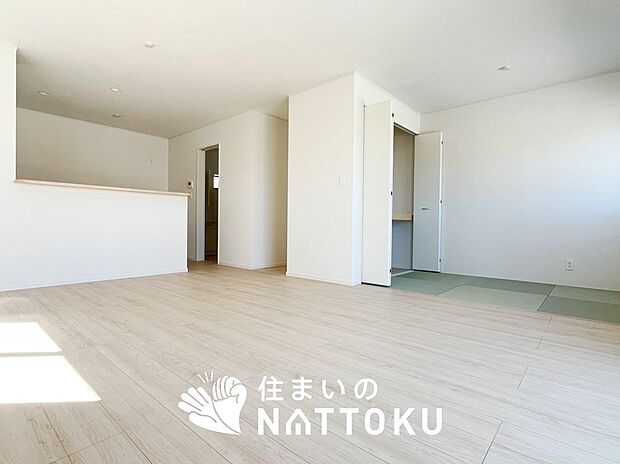 現地写真(リビング)
フローリング材には、木目、色調など木材特有の風合いがあり、ナチュラルな美しさになっています。
