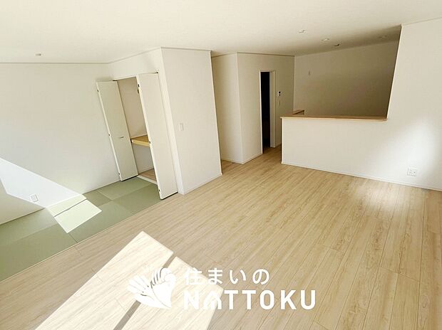 現地写真(リビング)
フローリング材には、木目、色調など木材特有の風合いがあり、ナチュラルな美しさになっています。