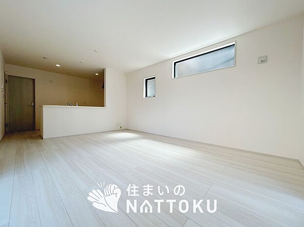 現地写真(リビング)
フローリング材には、木目、色調など木材特有の風合いがあり、ナチュラルな美しさになっています。