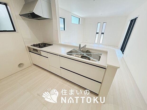 現地写真(キッチン)
収納たっぷりのシステムキッチン、浄水器付水栓を標準装備しています。