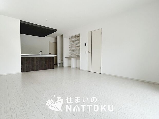 現地写真（リビング）
フローリング材には、木目、色調など木材特有の風合いがあり、ナチュラルな美しさになっています。