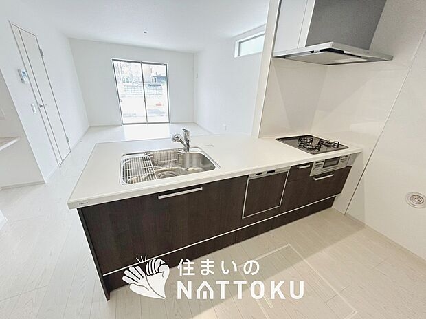 現地写真（キッチン）
収納たっぷりのシステムキッチン、浄水器付水栓を標準装備しています。
