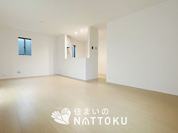 現地写真(リビング)
フローリング材には、木目、色調など木材特有の風合いがあり、ナチュラルな美しさになっています。