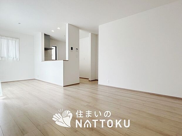 現地写真(リビング)
フローリング材には、木目、色調など木材特有の風合いがあり、ナチュラルな美しさになっています。