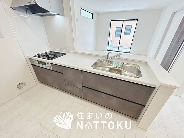 現地写真（キッチン）
収納たっぷりのシステムキッチン、浄水器付水栓を標準装備しています。
