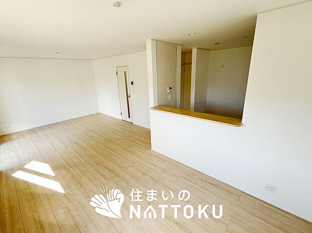 現地写真（リビング）
フローリング材には、木目、色調など木材特有の風合いがあり、ナチュラルな美しさになっています。