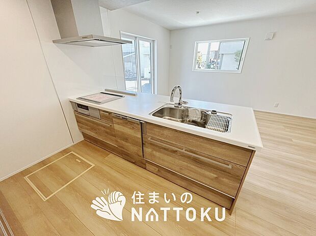 現地写真（キッチン）
収納たっぷりのシステムキッチン、浄水器付水栓を標準装備しています。