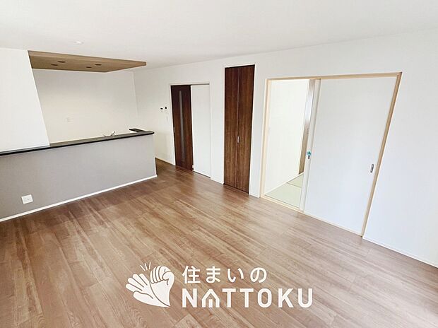 現地写真(リビング)
フローリング材には、木目、色調など木材特有の風合いがあり、ナチュラルな美しさになっています。