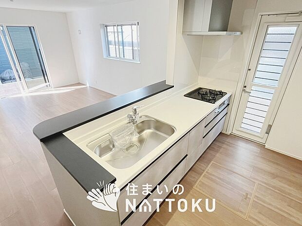 現地写真(キッチン)
収納たっぷりのシステムキッチン、浄水器付水栓を標準装備しています。