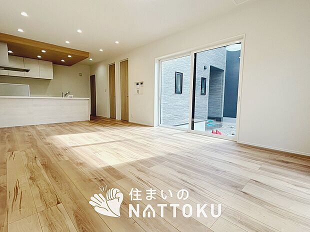 現地写真（リビング）
フローリング材には、木目、色調など木材特有の風合いがあり、ナチュラルな美しさになっています。