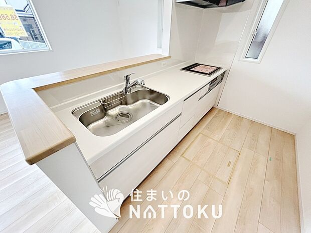 【現地写真(キッチン)】収納たっぷりのシステムキッチン、浄水器付水栓を標準装備しています。