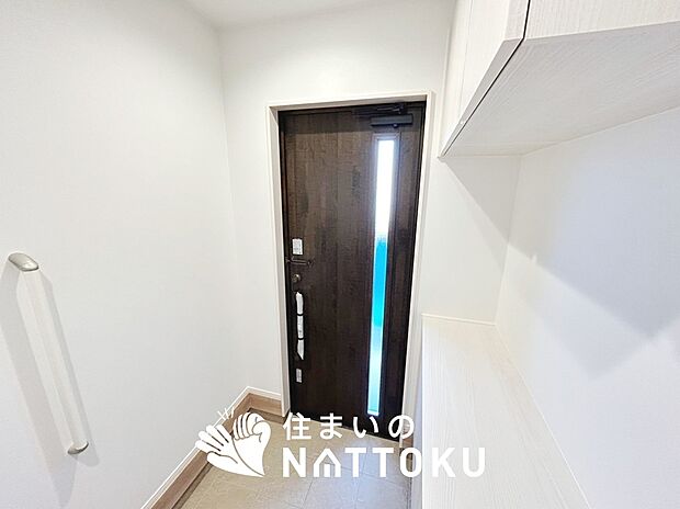 【現地写真(玄関)】玄関には、大型のシューズ収納を設置しています。