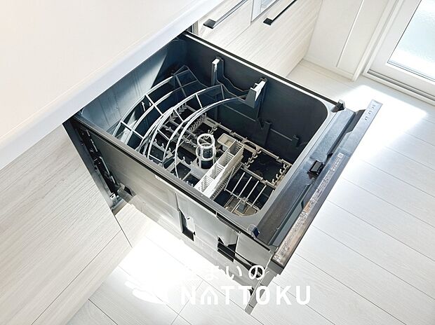 【食器洗い乾燥機】食後の時間にゆとりを与えてくれる食器洗い乾燥機。
操作ボタンも上面にあるので、腰をかがめずに操作ができラクラクです。