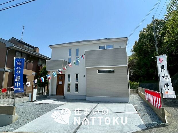 【現地写真(外観)】軽くて火災に強い屋根材を採用し、地震時の建物への負担や揺れを軽減しています。