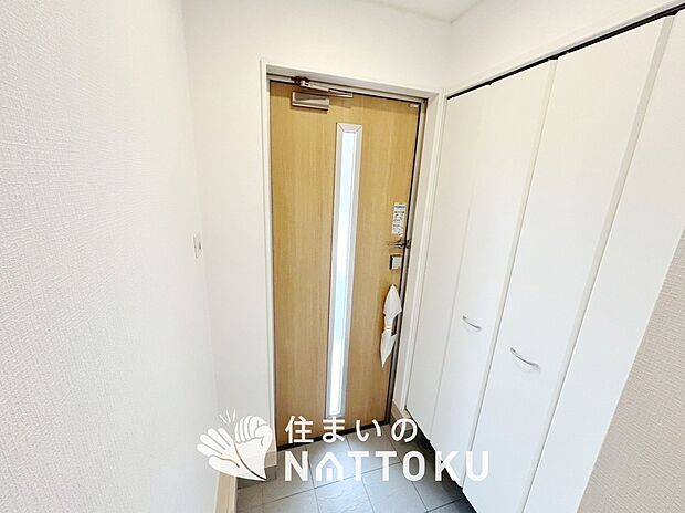 【現地写真(玄関)】玄関には、大型のシューズ収納を設置しています。
