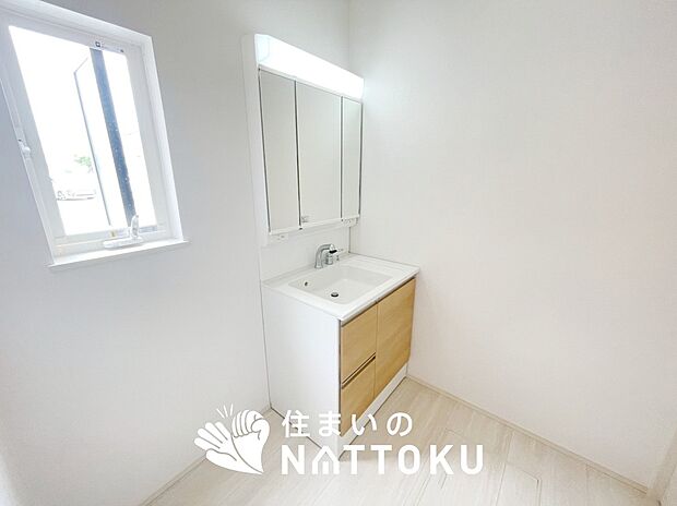 【洗面台・洗面所】鏡の両サイドは、必要なものを取出しやすく、大きな鏡面で朝の準備も快適。
使いやすいリフトアップ機能付きのシングルレバーシャワー水栓付です。