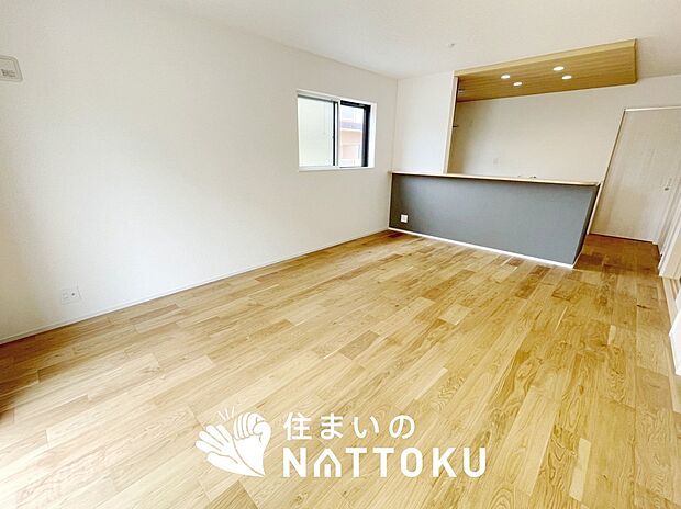 【現地写真(リビング)】フローリング材には、木目、色調など木材特有の風合いがあり、ナチュラルな美しさになっています。