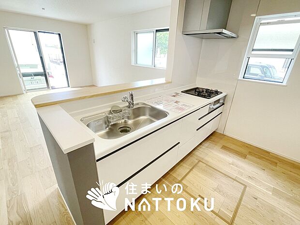 【現地写真(キッチン)】収納たっぷりのシステムキッチン、浄水器付水栓を標準装備しています。