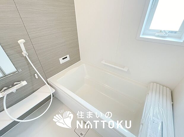 【現地写真(浴室)】浴室暖房乾燥機付き。1坪タイプで広々です。