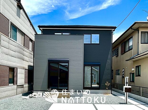 【現地写真(外観)】雨で汚れを落とし、耐久性・耐候性に優れた外壁を使用しています。