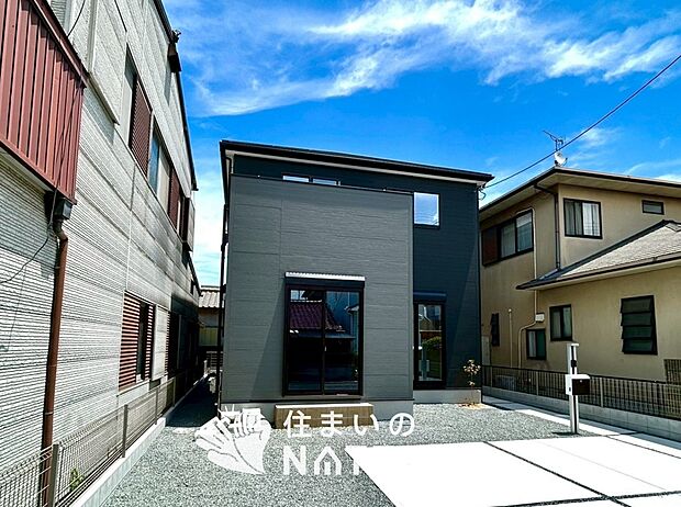 【現地写真(外観)】軽くて火災に強い屋根材を採用し、地震時の建物への負担や揺れを軽減しています。