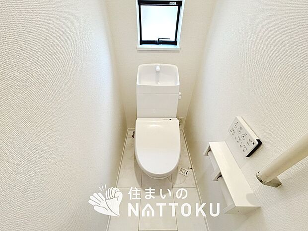 【トイレ】汚れてもサッとひと拭きでお手入れ簡単、エコ仕様の温水洗浄便座付きのトイレです。
バリアフリーにも配慮しています。