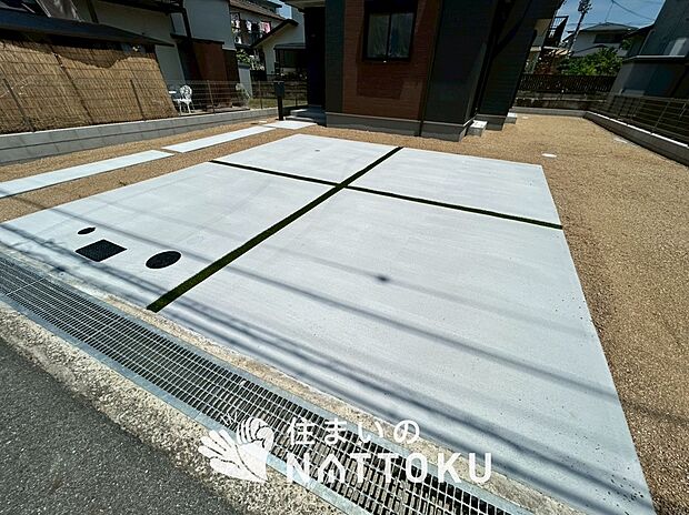 【現地写真(駐車場)】駐車スペースが広く、運転が苦手な方も安心です。