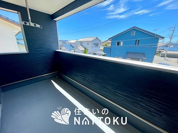 【バルコニー】奥行きが広く、洗濯物をゆったりと干せる十分な広さで、家族の洗濯も捗ります。