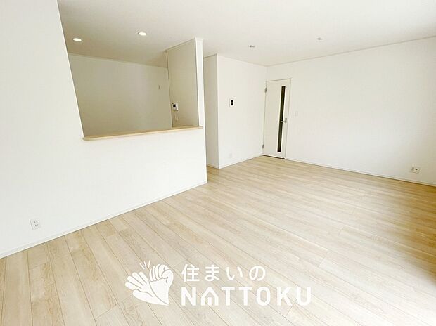 【現地写真(リビング)】フローリング材には、木目、色調など木材特有の風合いがあり、ナチュラルな美しさになっています。