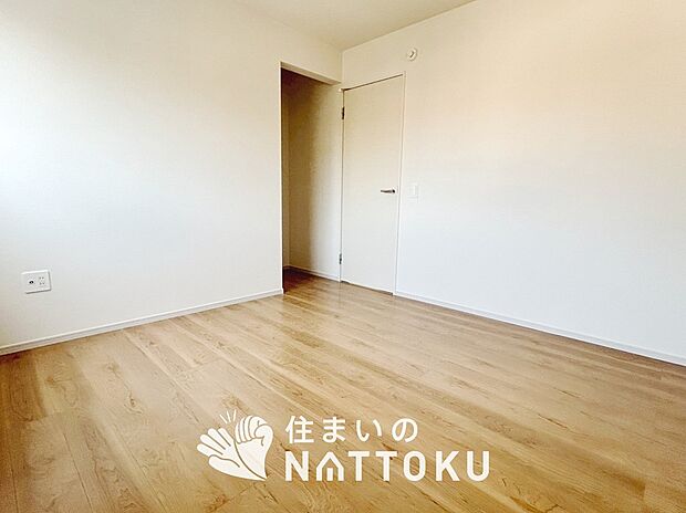 【現地写真(寝室)】木目の美しさを際立たせるシンプルデザインの建具を使用しています。