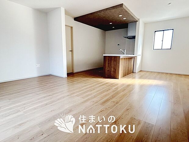 【現地写真(リビング)】フローリング材には、木目、色調など木材特有の風合いがあり、ナチュラルな美しさになっています。