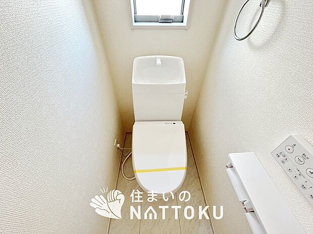 【トイレ】汚れてもサッとひと拭きでお手入れ簡単、エコ仕様の温水洗浄便座付きのトイレです。
バリアフリーにも配慮しています。