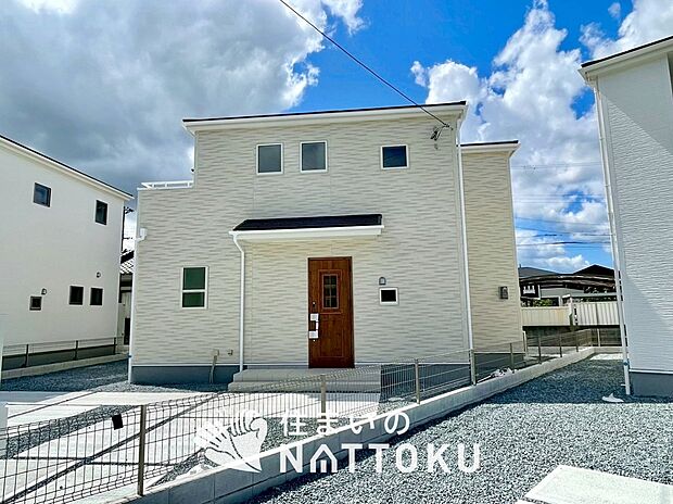 【現地写真(外観)【2号地】】軽くて火災に強い屋根材を採用し、地震時の建物への負担や揺れを軽減しています。