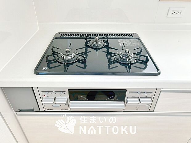 【ビルトインコンロ】フラットな構造で清掃性が高く、過熱防止センサー付3口タイプで日頃の家事も快適です。