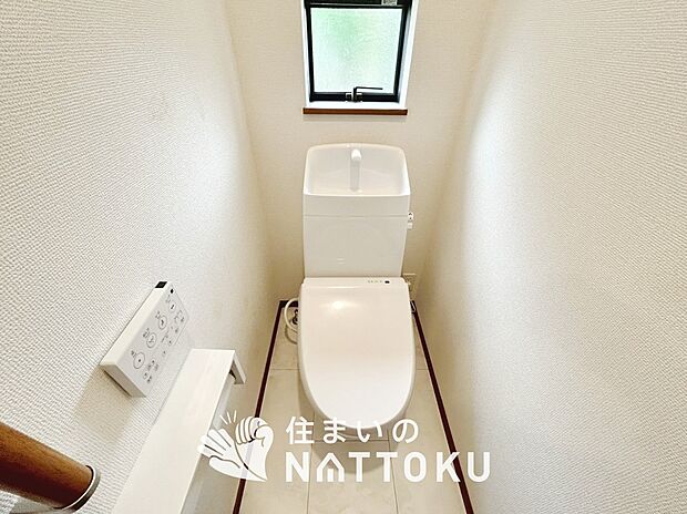 【トイレ】汚れてもサッとひと拭きでお手入れ簡単、エコ仕様の温水洗浄便座付きのトイレです。
バリアフリーにも配慮しています。