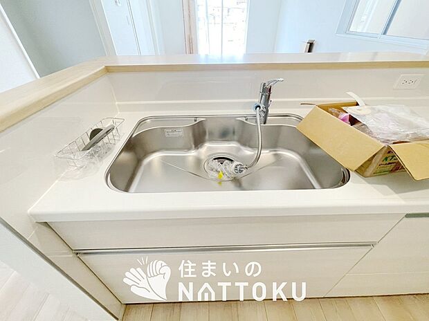 【浄水器内臓ハンドシャワー付シンク】広々とした凸型シンクに洗剤ポケットを標準装備。すっきり収納できます。
また、蛇口の先端に浄水器を内蔵しているため場所をとりません。