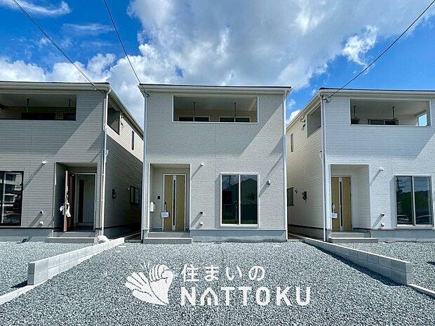 【現地写真(外観)【2号地】】軽くて火災に強い屋根材を採用し、地震時の建物への負担や揺れを軽減しています。