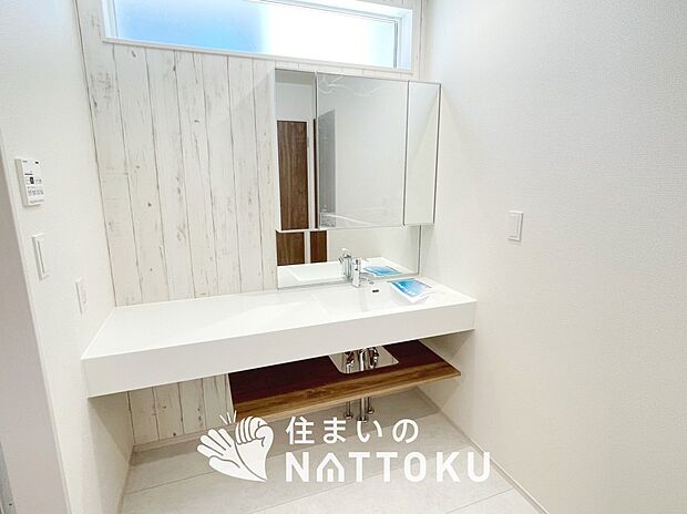 【洗面台・洗面所】鏡の両サイドは、必要なものを取出しやすく、大きな鏡面で朝の準備も快適。
使いやすいリフトアップ機能付きのシングルレバーシャワー水栓付です。