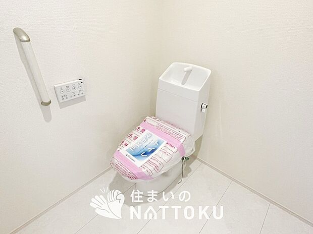 【トイレ】汚れてもサッとひと拭きでお手入れ簡単、エコ仕様の温水洗浄便座付きのトイレです。
バリアフリーにも配慮しています。
